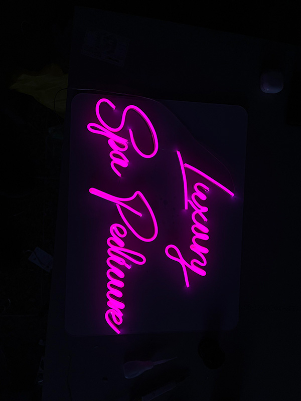 thi cong bien led neon sign