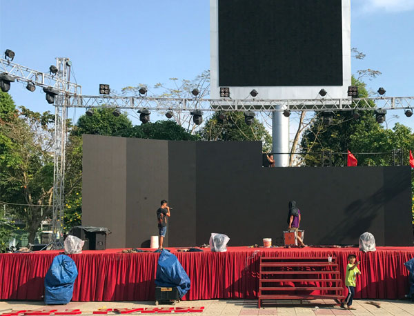 man hình led trong nha co dung ngoai troi duoc khong