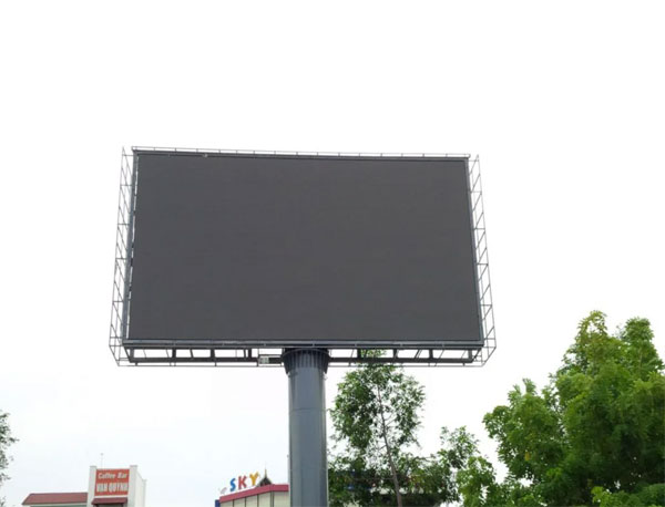man hình led trong nha co dung ngoai troi khong