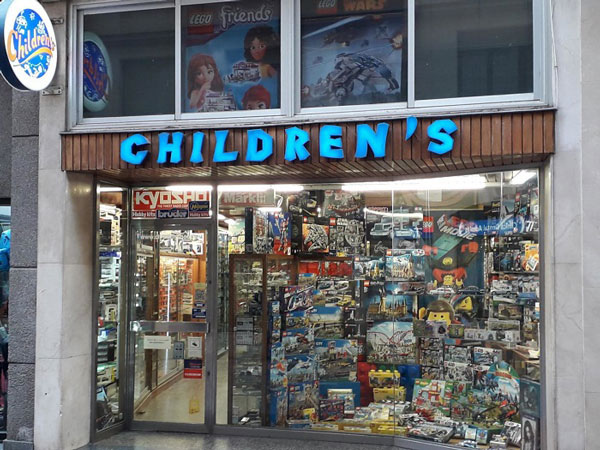 Một số lưu ý khi làm biển quảng cáo cửa hàng đồ chơi