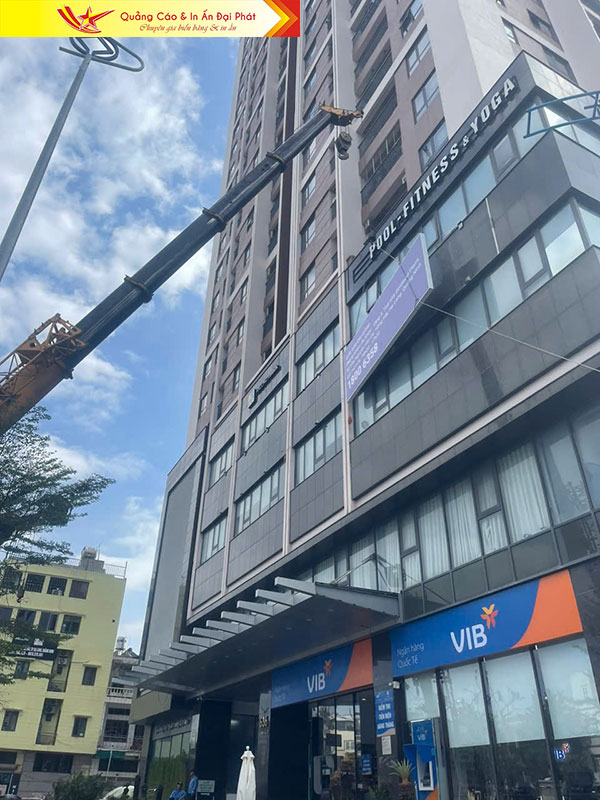 thi công biển phòng khám medcare hạ long